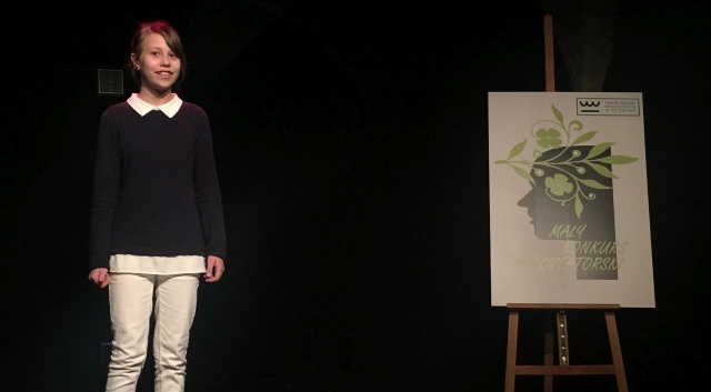 Ponad 80 uczniów szkół podstawowych i gimnazjów z całego województwa wzięło udział w Małym Konkursie Recytatorskim w Szczecinie. Na scenie Teatru Piwnica przy Krypcie w Zamku Książąt Pomorskich dzieci - nie bez tremy - zaprezentowały wiersze i prozę.