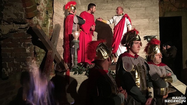 Misterium Męki Pańskiej odegrano w sobotę w ruinach XIV-wiecznego klasztoru augustianów w Jasienicy.
