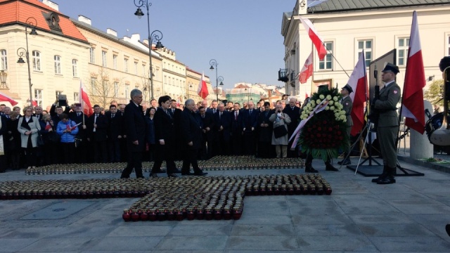 Apel pamięci przed Pałacem Prezydenckim rozpoczął się przed godziną 9.
