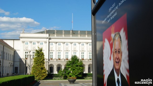 10 kwietnia 2010 w pamięci oddających hołd w Warszawie