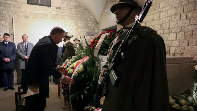 Prezydent Andrzej Duda oddał hołd Lechowi i Marii Kaczyńskim. W 7. rocznicę katastrofy pod Smoleńskiem prezydent wspólnie z Martą Kaczyńską, córką tragicznie zmarłej pary prezydenckiej, uczestniczył we Mszy Świętej odprawionej na Wawelu. Następnie modlili się przy sarkofagu Lecha i Marii Kaczyńskich oraz złożyli wiązankę kwiatów.