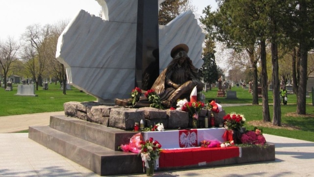 Pamięć ofiar tragedii smoleńskiej uczciła w niedzielę amerykańska Polonia. Siedem lat temu w katastrofie tupolewa życie stracił stracił zasłużony chicagowski działacz i członek Rodzin Katyńskich, Wojciech Seweryn.