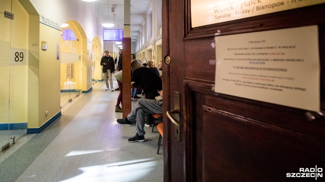 Rezerwacja przez internet ma rozwiązać problem handlu biletów z numerkami. Tym samym teraz, w Zachodniopomorskim Urzędzie Wojewódzkim, aby złożyć wniosek o pobyt cudzoziemca w Polsce, trzeba skorzystać z internetu.