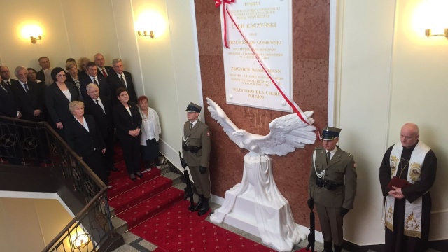 W Kancelarii Prezesa Rady Ministrów osłonięto tablicę poświęconą pamięci Lecha Kaczyńskiego, Zbigniewa Wassermana i Przemysława Gosiewskiego.