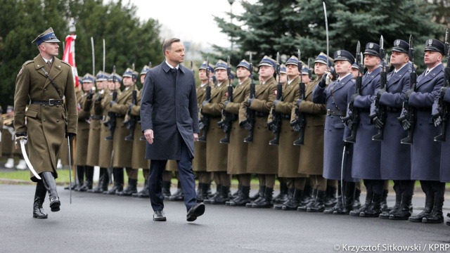 Modernizacja polskiej armii jest realizowana sprawnie - ocenił po odprawie kadry kierowniczej Ministerstwa Obrony Narodowej i Sił Zbrojnych RP prezydent Andrzej Duda.