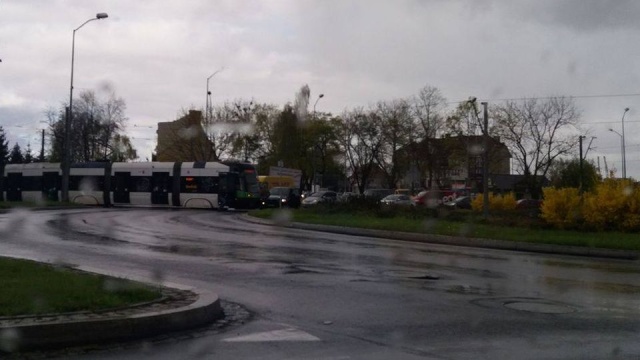 Stłuczka tramwaju i auta osobowego na Rondzie Gierosa przy ulicy Ku Słońcu w Szczecinie.