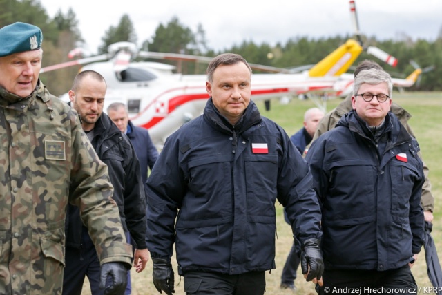 Na strzelnicy czołgowej poligonu w Bemowie Piskim niedaleko Orzysza, wojskowych z batalionowej grupy bojowej witali Prezydent RP i szef MON. Za ciepłe przyjęcie dziękowali ambasadorowie USA, Wielkiej Brytanii i Rumuni - krajów, które wchodzą w skład tej grupy. Naczelny dowódca wojsk sojuszniczych w Europie, gen. Curtis Scaparrotti mówił z kolei, że żołnierze NATO w Polsce to jasny sygnał dla potencjalnych agresorów.