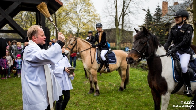 Proboszcz przyjechał na koniu i poświęcił pokarmy - tak wyglądała uroczystość, która miała miejsce w Wielką Sobotę w parafii na szczecińskim Osowie.