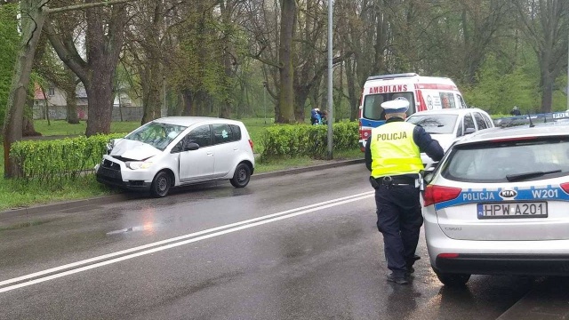 Na ulicy Obotryckiej przy Oliwkowej w Szczecinie zderzyły się dwa auta osobowe. Przejazd jest utrudniony.