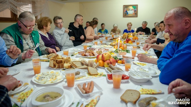 50 osób samotnych, potrzebujących i bezdomnych zjadło świąteczne śniadanie wielkanocne w stołówce Katolickiej Szkoły Podstawowej na Wzgórzu Hetmańskim w Szczecinie. Posiłek przygotował Caritas Parafii Matki Bożej Jasnogórskiej.