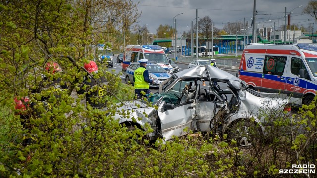 Kierowca samochodu osobowego wpadł w poślizg i uderzył w słup oraz w drzewo. Do wypadku doszło w niedzielę przed godziną 10 na Basenie Górniczym w Szczecinie.