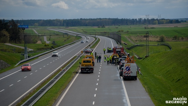 Tragiczny wypadek w Darłowie. Przy ulicy Morskiej samochód osobowy wypadł z drogi i uderzył w drzewo. Jedna osoba zginęła. Cztery pozostałe są poszkodowane. Po godzinie 15-tej zdarzył się kolejny wypadek k. Węgorzyna na drodze krajowej nr 20. Dwa samochody uszkodzone, trzy poszkodowane, policja wprowadziła ruch wahadłowy.