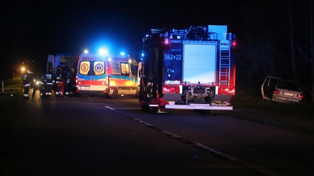 Dwie osoby zostały ranne w wypadku w Świnoujściu. We wtorek ok. godziny 23 na ulicy Karsiborskiej volkswagen wypadł z drogi na zakręcie i uderzył w drzewo.