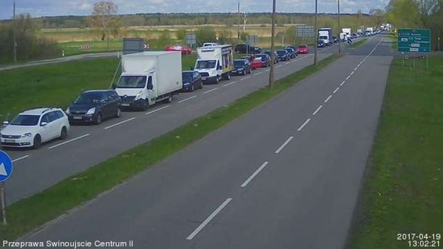Długa kolejka przed przeprawą promową w Świnoujściu.