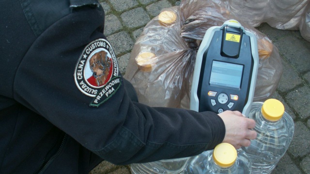 375 litrów czarnorynkowego spirytusu, na terenie jednej ze stargardzkich posesji, zabezpieczyli funkcjonariusze Zachodniopomorskiej Krajowej Administracji Skarbowej wspólnie z policjantami ze Stargardu.