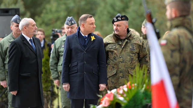 Prezydent RP Andrzej Duda i Minister Obrony Narodowej Antoni Macierewicz odwiedzili w środę województwo zachodniopomorskie. Po godzinie 13.30 złożyli kwiaty pod pomnikiem poświęconym ofiarom katastrofy samolotu CASA w Mirosławcu.