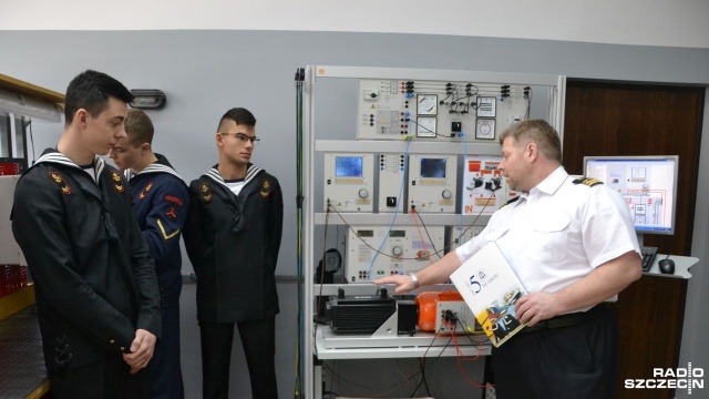 Pierwszy taki sprzęt w szkole średniej na terenie Polski. W kołobrzeskim Zespole Szkół Morskich w środę otwarto pracownię Elektrotechniki, Elektroniki i Automatyki Okrętowej.