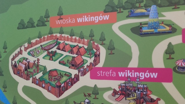 Wioska Wikingów powstaje w Pyszce, miejscowości położonej 15 km od Kołobrzegu. Będzie to drugie tego typu miejsce w województwie. Jak mówi Monika Różewska-Chudzik ze Stowarzyszenia Kreatywni Koło Brzegu tworzącego projekt, nie będzie to typowy skansen podobny do istniejącego już w Wolinie.