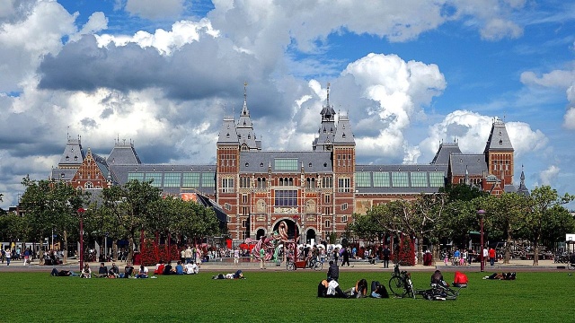 Amsterdam jest najlepszym miastem do życia dla młodych. Belgowie chwalą się, że piąta w rankingu jest Antwerpia.
