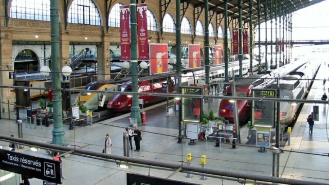 W Paryżu zatrzymano uzbrojonego z nóż w mężczyznę, który groził policjantom na Gare du Nord, jednym z głównych dworców stolicy Francji.