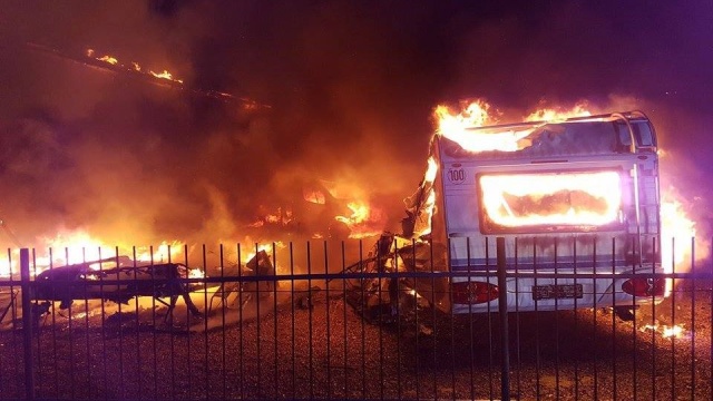 Pożar w wypożyczalni przyczep campingowych koło Koszalina. Nikt nie ucierpiał.