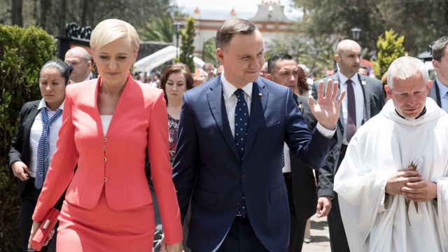 Z oficjalną wizytą w tym kraju przebywa prezydent Andrzej Duda. Towarzyszy mu m.in. grupa przedsiębiorców. Jednym z ważniejszych celów wizyty jest wsparcie polskich marek i poszukiwanie nowych partnerów dla polskiego biznesu.