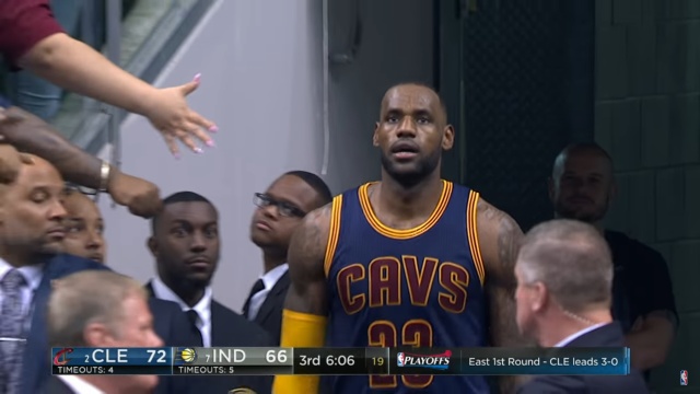 Minionej nocy doczekaliśmy się pierwszych rozstrzygnięć pierwszej rundy play-offów ligi NBA. Do półfinału konferencji wschodniej awansowali obrońcy tytułu mistrzowskiego koszykarze Cleveland Cavaliers.