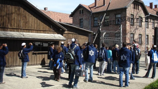 Kilka tysięcy młodych osób, kilkudziesięciu ocalałych od zagłady i 12 ministrów edukacji przyjechało do Oświęcimia. Biorą udział w 26. Marszu Żywych: przejdą 3-kilometrową Drogą Śmierci między obozami Auschwitz, a Birkenau.