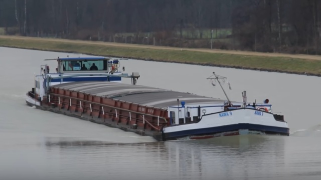 Szczecińska barka śródlądowa zatonęła w Hamburgu. Jak informuje Portalmorski, jednostka 039039Nawa 9039039 przełamała się podczas załadunku w pobliżu mostu Neue Elbbrcke w centrum miasta.