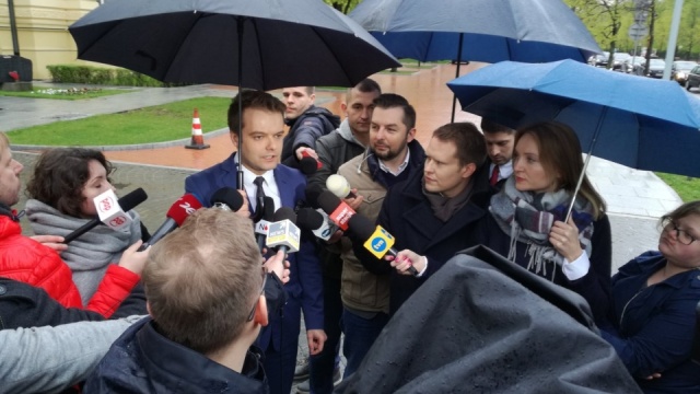 Zakończyła się narada premier Beaty Szydło z ministrami. Spotkanie poświęcono planom działania rządu i zasadom współpracy. Kluczowe to: dyscyplina, lojalność, praca i pokora. Narada była wcześniej zaplanowana i wzięli w niej udział także wiceministrowie.