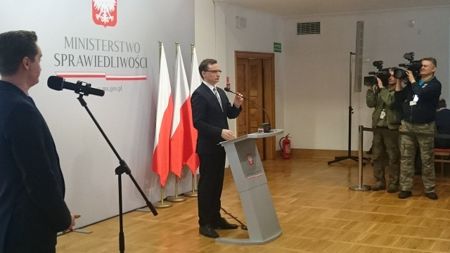 Propozycję poszerzenia dozwolonych granic obrony koniecznej przedstawił minister sprawiedliwości. Zgodnie z nią, karze nie będzie podlegała osoba, która przekroczy granicę obrony koniecznej we własnym domu w konfrontacji z włamywaczem, ale nie w rażący sposób.