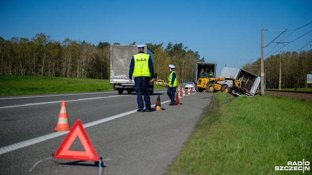 W okolicach wioski Troszyn, ok. 7 km od Wolina, do przydrożnego rowu stoczyła się ciężarówka. Nikomu nic się nie stało, ale w chwili, kiedy będzie stawiana na kołach, mogą pojawić się spore kłopoty z przejazdem.