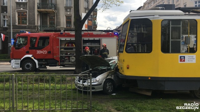 Tramwaj zderzył się z samochodem na skrzyżowaniu alei Piastów i Bohaterów Getta Warszawskiego.