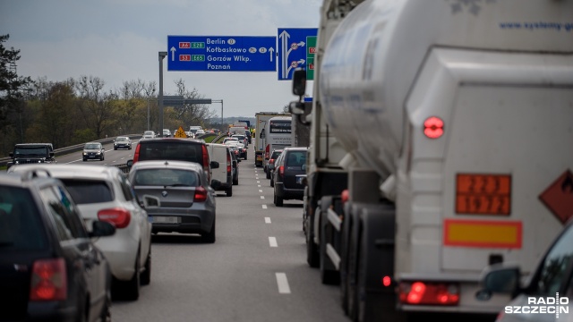 Są kłopoty z przejazdem autostradą A6 - w Szczecinie między węzłami Dąbie i Kijewo ciężarówka uderzyła w barierę rozdzielająca pasy ruchu. Podczas jazdy w aucie pękła jedna z opon.