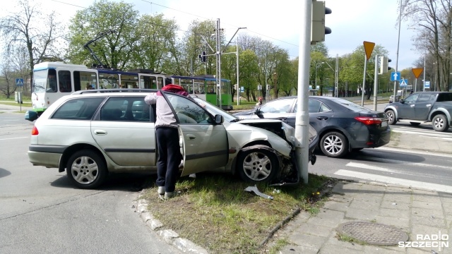 Dwa samochody osobowe zderzyły się na skrzyżowaniu al. Wojska Polskiego i ul. Arkońskiej w Szczecinie. Do stłuczki doszło w piątek przed godziną 14.