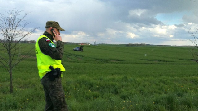 Pościg Straży Granicznej za złodziejem samochodu na granicy w Kołbaskowie. Wspólny patrol polsko-niemieckich funkcjonariuszy chciał zatrzymać do kontroli kierowce Forda Kuga.