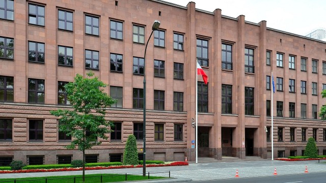 Polski resort spraw zagranicznych potwierdza decyzję o zawieszeniu w pełnieniu obowiązków polskiej konsul honorowej w amerykańskim stanie Ohio Marii Szonert-Biniendy. W piątek konsul oddała się do dyspozycji ministra Witolda Waszczykowskiego.