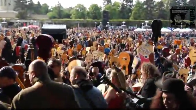 By spróbować pobić rekord Guinnessa, trzeba mieć gitarę, znać pięć akordów i przyjść w poniedziałek po południu na wrocławski rynek. Tradycyjnie 1 maja tysiące muzyków spróbuje pobić tam rekord w kategorii największa liczba gitarzystów grających razem.