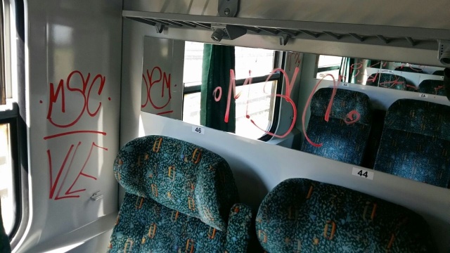 Siedmiu pseudokibiców podejrzanych o zniszczenie wagonu zatrzymali szczecińscy policjanci. Młodzi mężczyźni w wieku od 19-23 lat wracali do Szczecina z meczu w Białymstoku.