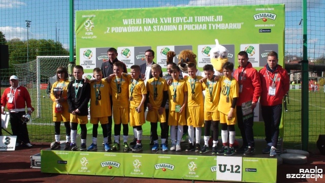 Młodzi piłkarze Pogoni Szczecin zajęli 5. miejsce w ogólnopolskim turnieju Z Podwórka na stadion, a 7. miejsce w zawodach 10 i 12-latków przypadło obu dziewczęcym drużynom Olimpii Szczecin.
