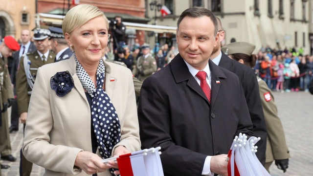 Prezydent Andrzej Duda wręczył przed Belwederem odznaczenia i biało-czerwone flagi za wybitne zasługi na rzecz Polonii. W Warszawie trwają centralne obchody świąt państwowych Dnia Flagi oraz Dnia Polonii i Polaków za Granicą.