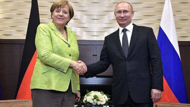 W Soczi zakończyło się spotkanie Władimira Putina z Angelą Merkel. Przywódcy Rosji i Niemiec rozmawiali blisko dwie godziny i zamierzają kontynuować dyskusję w trakcie roboczego obiadu.