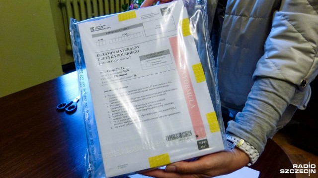 Ponad 280 tysięcy absolwentów liceów ogólnokształcących i techników zmierzy się z egzaminem z języka polskiego. W Szczecinie maturę w tym roku pisze niespełna trzy tysiące abiturientów. Początek o godzinie 9. W czwartek pierwszy dzień pisemnych egzaminów.