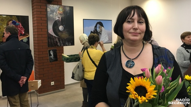 24 portrety nieprzeciętnych szczecinian pokazała na swojej wystawie w Książnicy Pomorskiej artystka fotografik i diaporamistka Beata Bogusławska. Wernisaż ekspozycji pt. Portrety RZECZYwiste odbył się w piątek wieczorem.