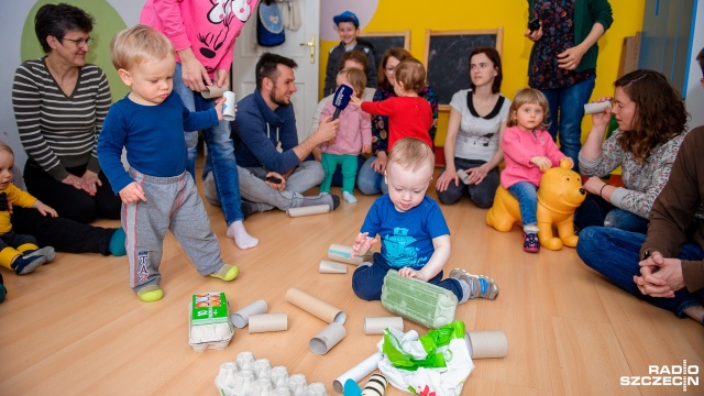 Jak własnoręcznie zrobić pacynkę, stworzyć proste dekoracje czy bawić się w domowy teatrzyk. Tego, dowiedzieli się w sobotę rodzice podczas warsztatów zorganizowanych w Szczecinie.