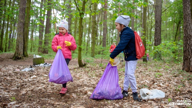 Trwa wielkie sprzątanie połączone z rodzinnym festynem na terenie kąpieliska Głębokie w Szczecinie. Całe rodziny uzbrojone są w worki na śmieci, gumowe rękawiczki i prowiant.