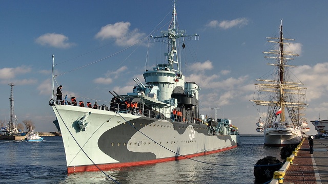 Biało-czerwone flagi, plakaty z polskim okrętem i szereg uroczystości i wydarzeń kulturalnych - to wszystko składa się na obchody rocznicy obrony Isle of Wight przed niemieckimi nalotami podczas II wojny światowej.