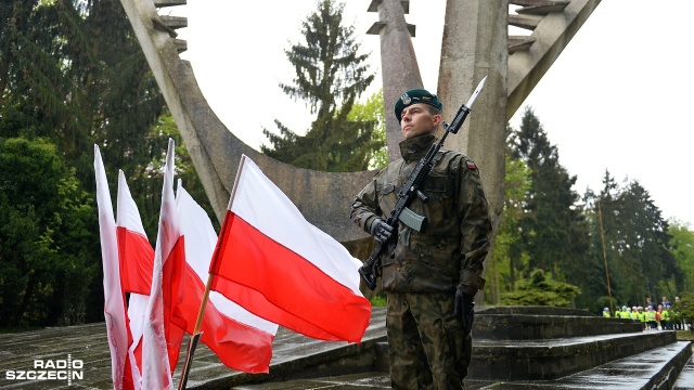 Szczecinianie uczcili 72. rocznicę zakończenia II Wojny Światowej. W samo południe na Cmentarzu Centralnym przy pomniku Braterstwa Broni w Szczecinie oddano hołd poległym w czasie wojny.
