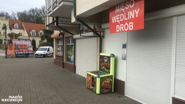 Sklepy dużych sieci zabijają lokalny handel - skarżą się kupcy z Rewala. W gminie działają trzy sklepy sieciowe - ten ostatni otwarto przed miesiącem. Efekt jest taki, że obroty lokalnych kupców spadły o 33 procent, a cześć sklepów zawiesiła działalność.