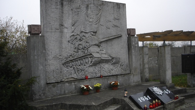 Zróbmy coś z Józefem Stalinem w Stargardzie - apeluje jeden z radnych. Krzysztof Dybowski domaga się działań w sprawie płaskorzeźby z wizerunkiem Stalina znajdującej się na cmentarzu wojennym przy ulicy Reymonta.